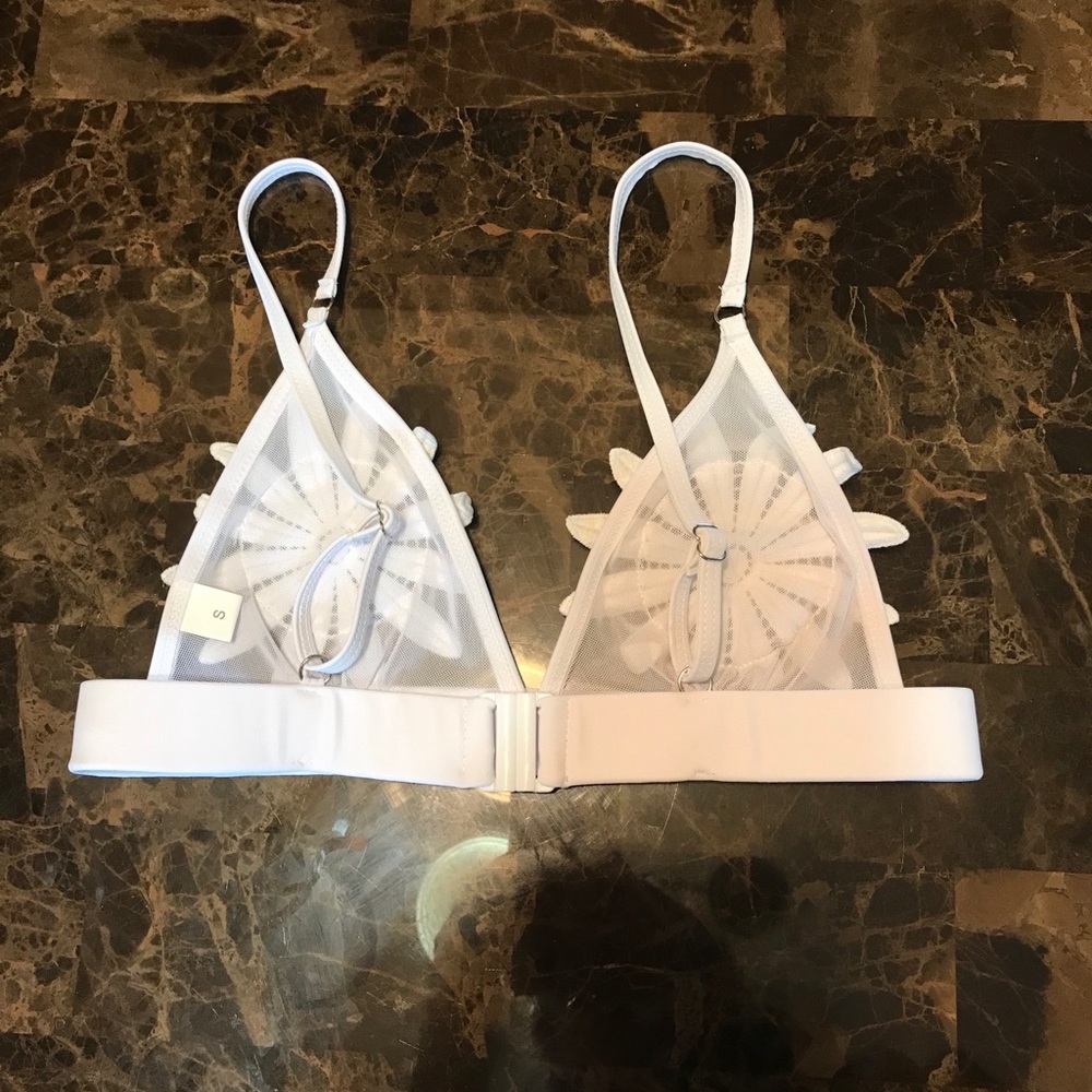 🎉2XHP🎉White Flower Bikini Top! - Picture 4 of 4